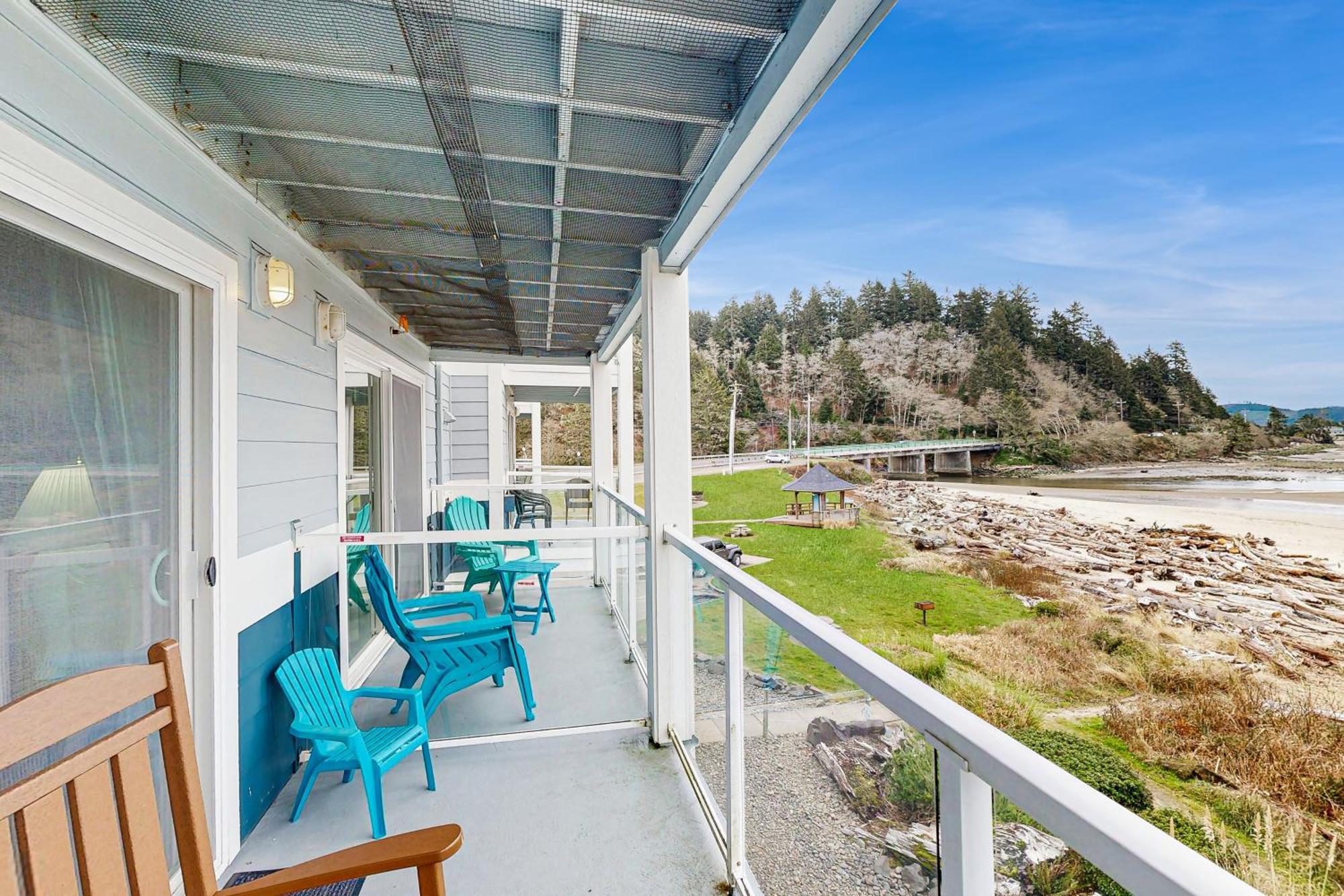 Waters Edge Apartment Salishan Beach Стая снимка